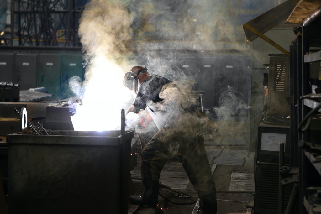 Copertina approfondimento su Controllo automatico qualità con Operaio al lavoro in fabbrica